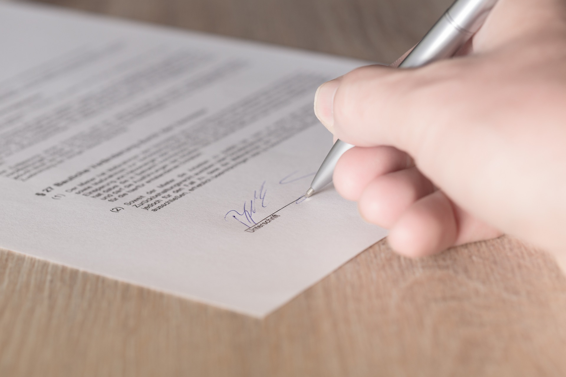 CONTRACTS AND COMMERCIAL AGREEMENTS: IS IT ENOUGH TO TRANSLATE THEM INTO ENGLISH?